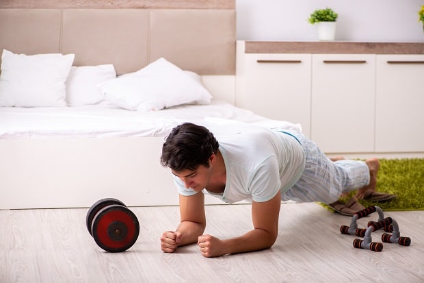 Кроссфит в домашних условиях для мужчин: упражнения и программы тренировок