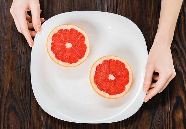 грейпфрут на тарелке