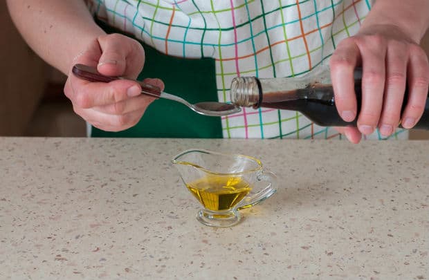 соевый соус в бутылочке, оливковое масло в соуснике
