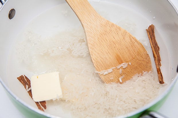 рис с водой и сливочным маслом в кастрюле