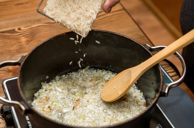 рис добавляют в сковороду с луком