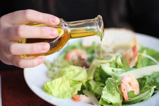 салат с креветками и зеленью заправляется оливковым маслом