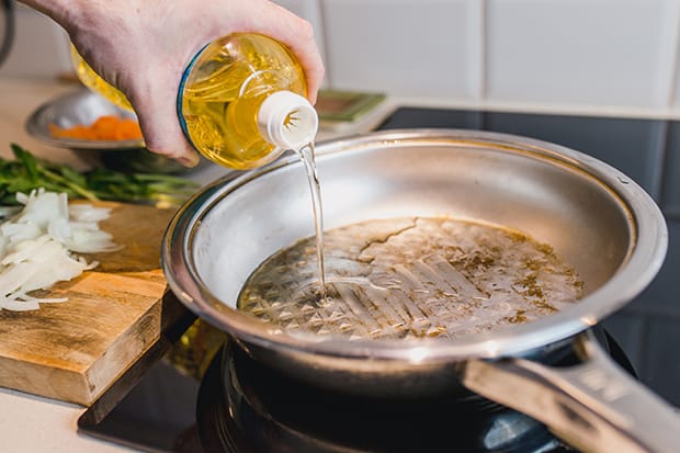 растительное масло вливается в сковороду
