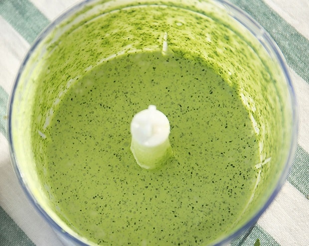 соус из йогурта с зеленью в чаше блендера