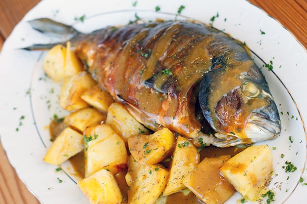запеченная рыба с картошкой на блюде