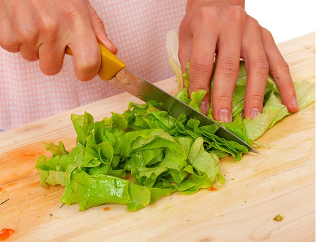 листья салата нарезаются ножом