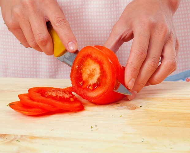 помидор нарезается кружочками